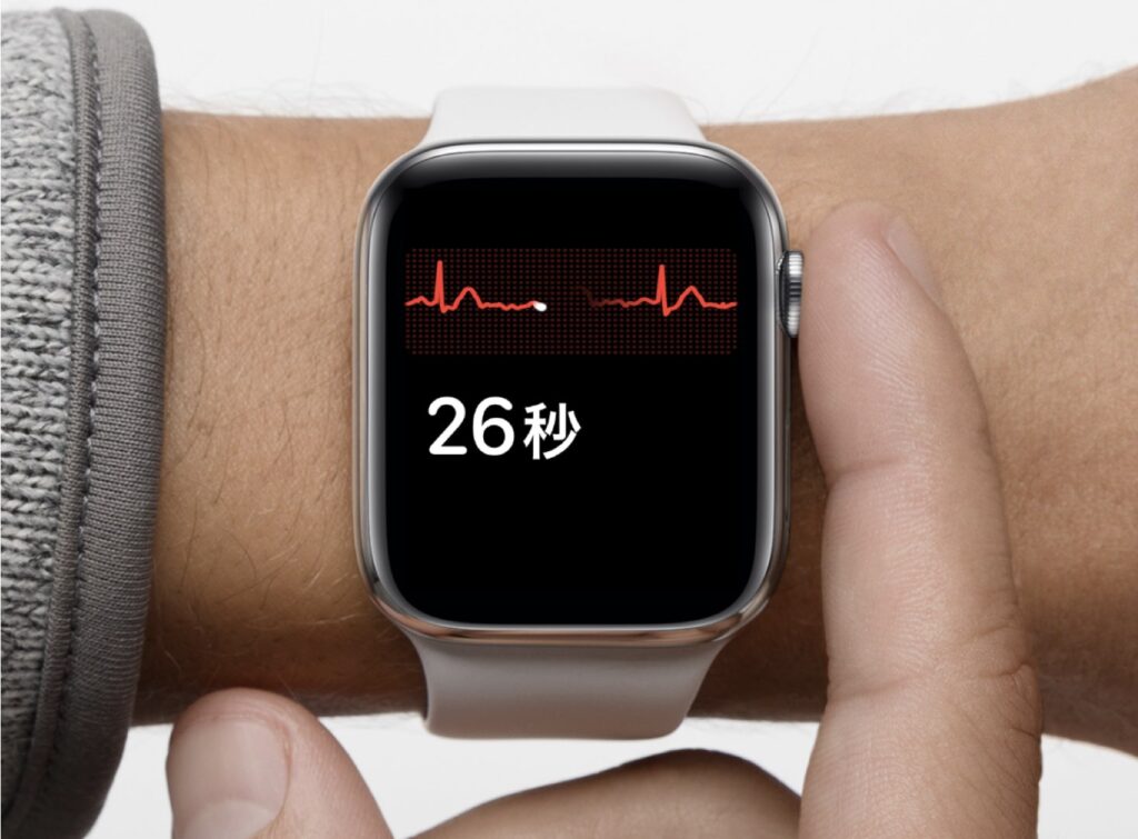 Apple Watchで心電図を測っているときの写真